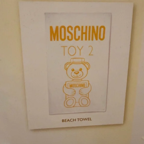 ✨ New Moschino Toy 2 Box With Towel ✨ - Picture 4 of 5